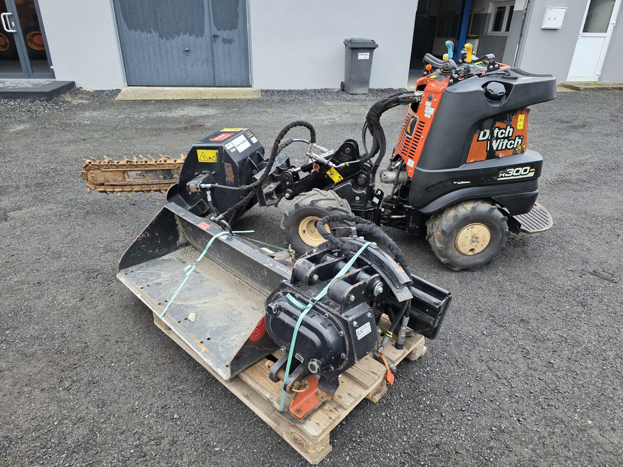 Ditch Witch R300 - Мини багер: снимка 3 Ditch Witch R300 - Мини багер: снимка 3