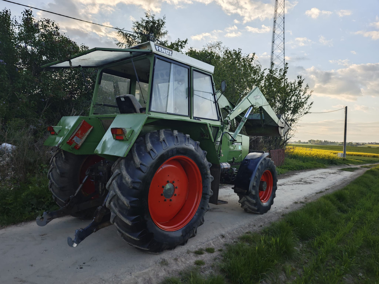FENDT Favorit 611 LS turbomatik + TUR - Трактор: снимка 5 FENDT Favorit 611 LS turbomatik + TUR - Трактор: снимка 5