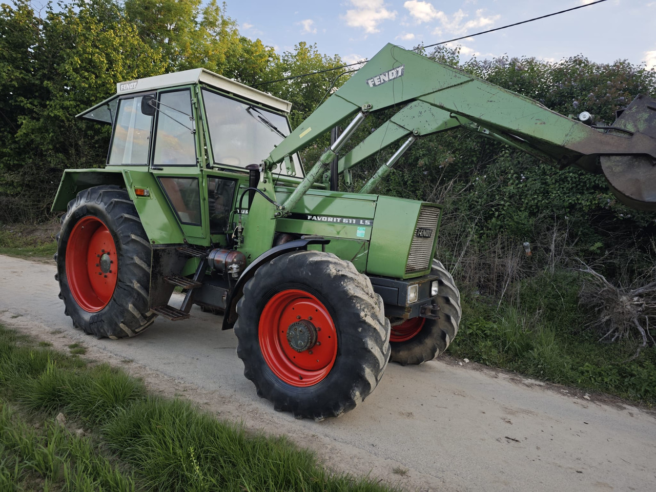 FENDT Favorit 611 LS turbomatik + TUR - Трактор: снимка 3 FENDT Favorit 611 LS turbomatik + TUR - Трактор: снимка 3