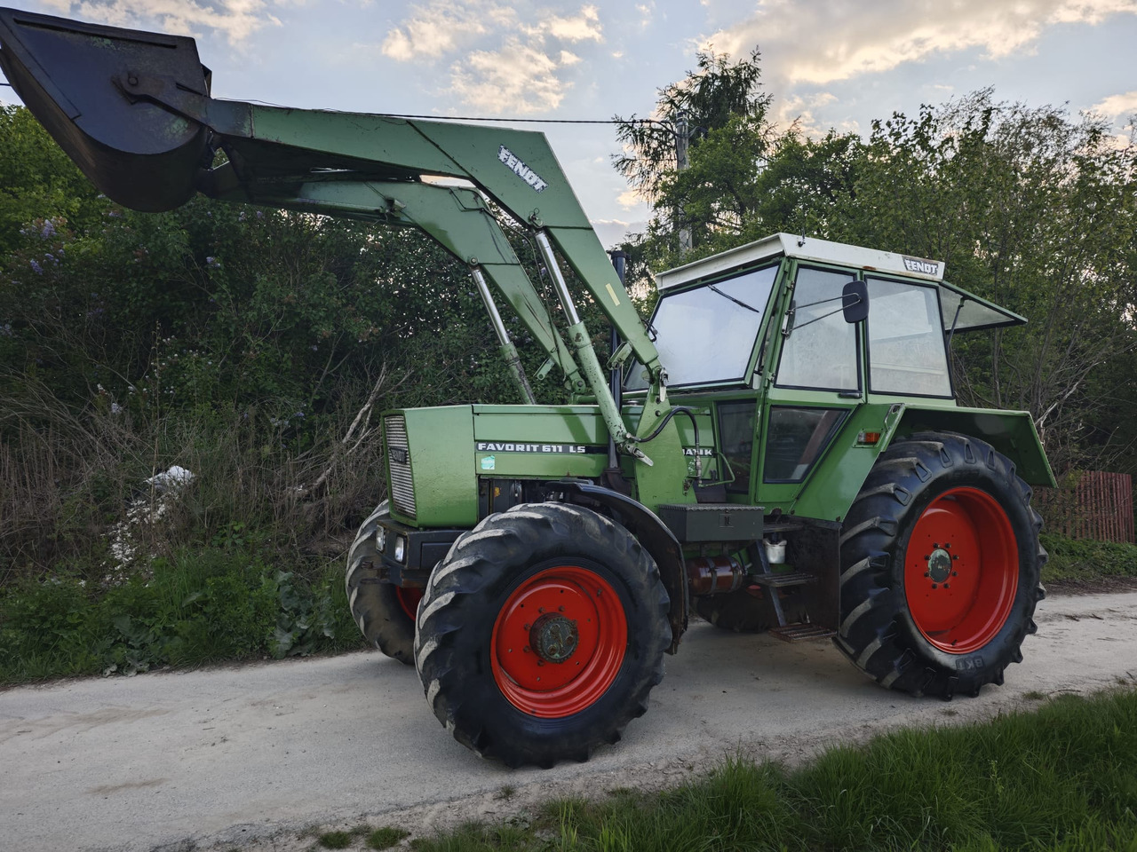 FENDT Favorit 611 LS turbomatik + TUR - Трактор: снимка 1 FENDT Favorit 611 LS turbomatik + TUR - Трактор: снимка 1