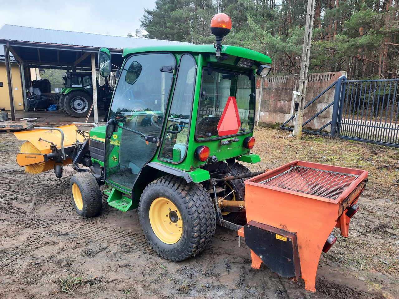 JOHN DEERE 4110 - Трактор: снимка 4 JOHN DEERE 4110 - Трактор: снимка 4