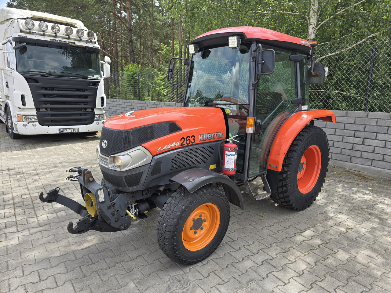 Трактор KUBOTA 4240: снимка 1