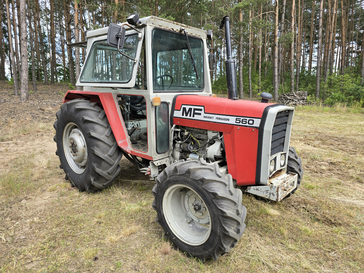 MASSEY-FERGUSON MF 560 - Трактор: снимка 1 MASSEY-FERGUSON MF 560 - Трактор: снимка 1