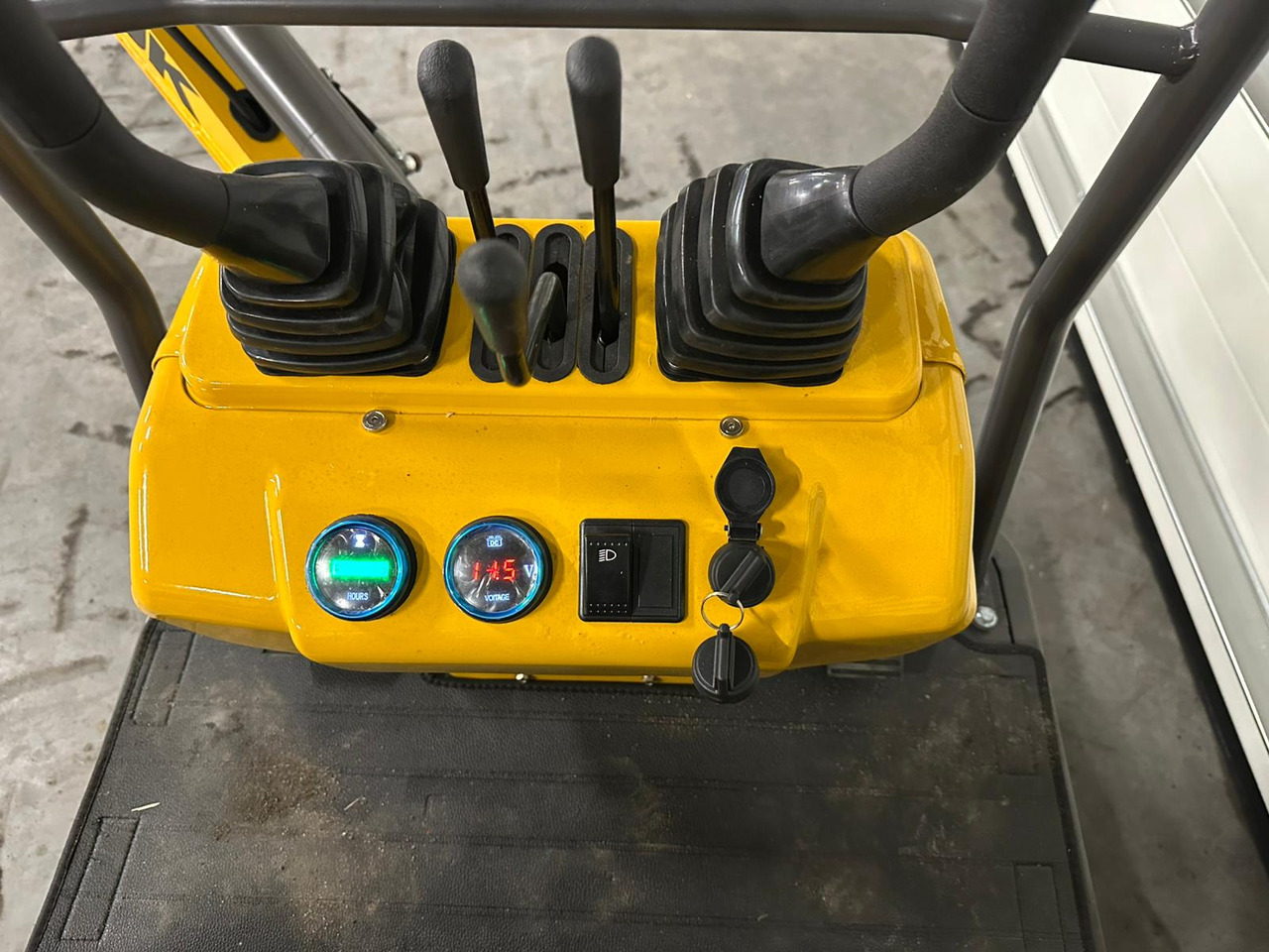 SDJK 12 - Мини багер: снимка 2 SDJK 12 - Мини багер: снимка 2