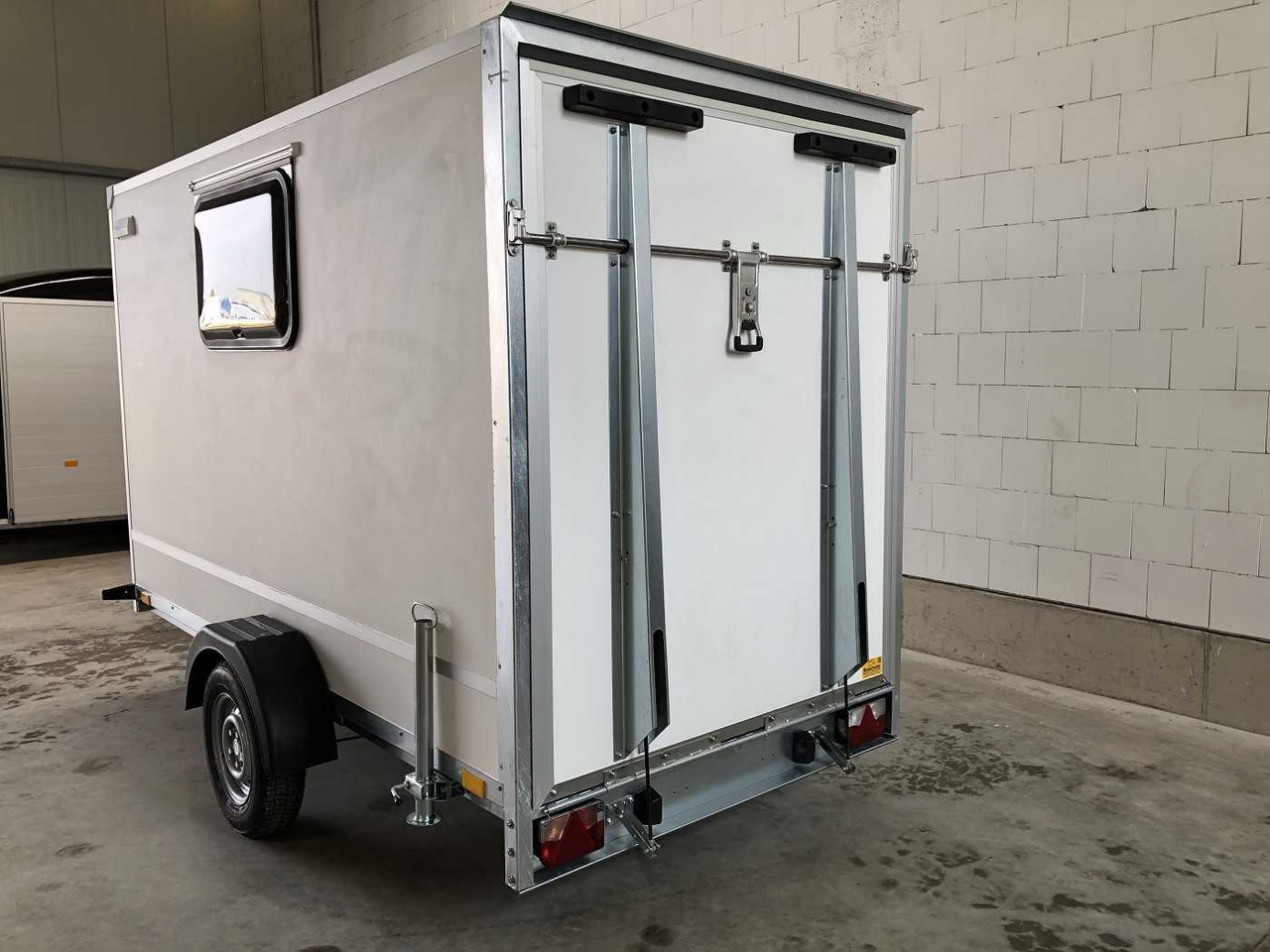 BLYSS F1330HD Rampe Tür 2 Fenster Kofferanhänger - Затворена каросерия ремарке: снимка 3 BLYSS F1330HD Rampe Tür 2 Fenster Kofferanhänger - Затворена каросерия ремарке: снимка 3