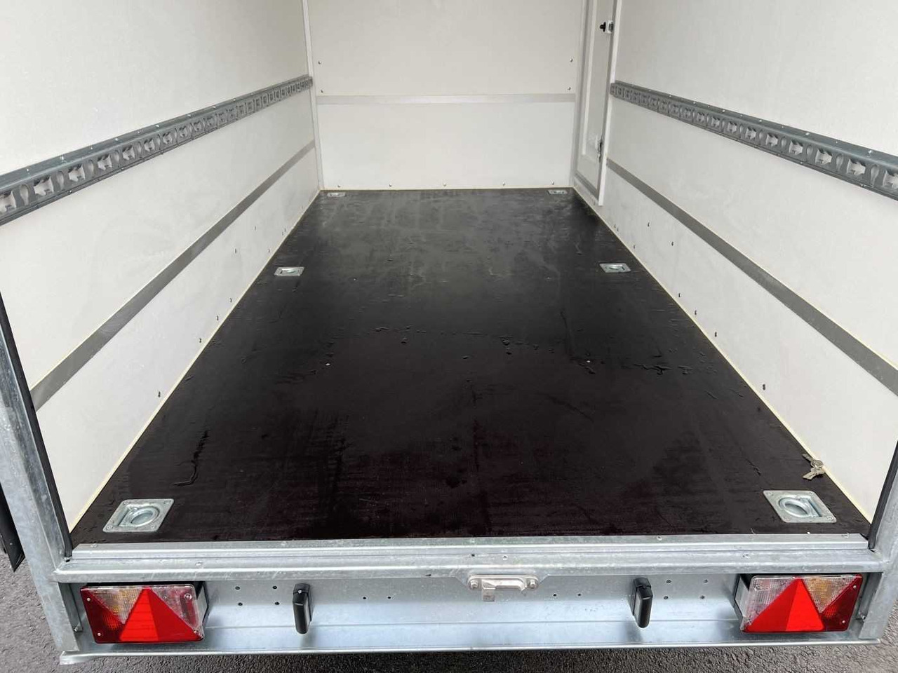 BLYSS F1330HD Seitentür Kofferanhänger - Затворена каросерия ремарке: снимка 5 BLYSS F1330HD Seitentür Kofferanhänger - Затворена каросерия ремарке: снимка 5
