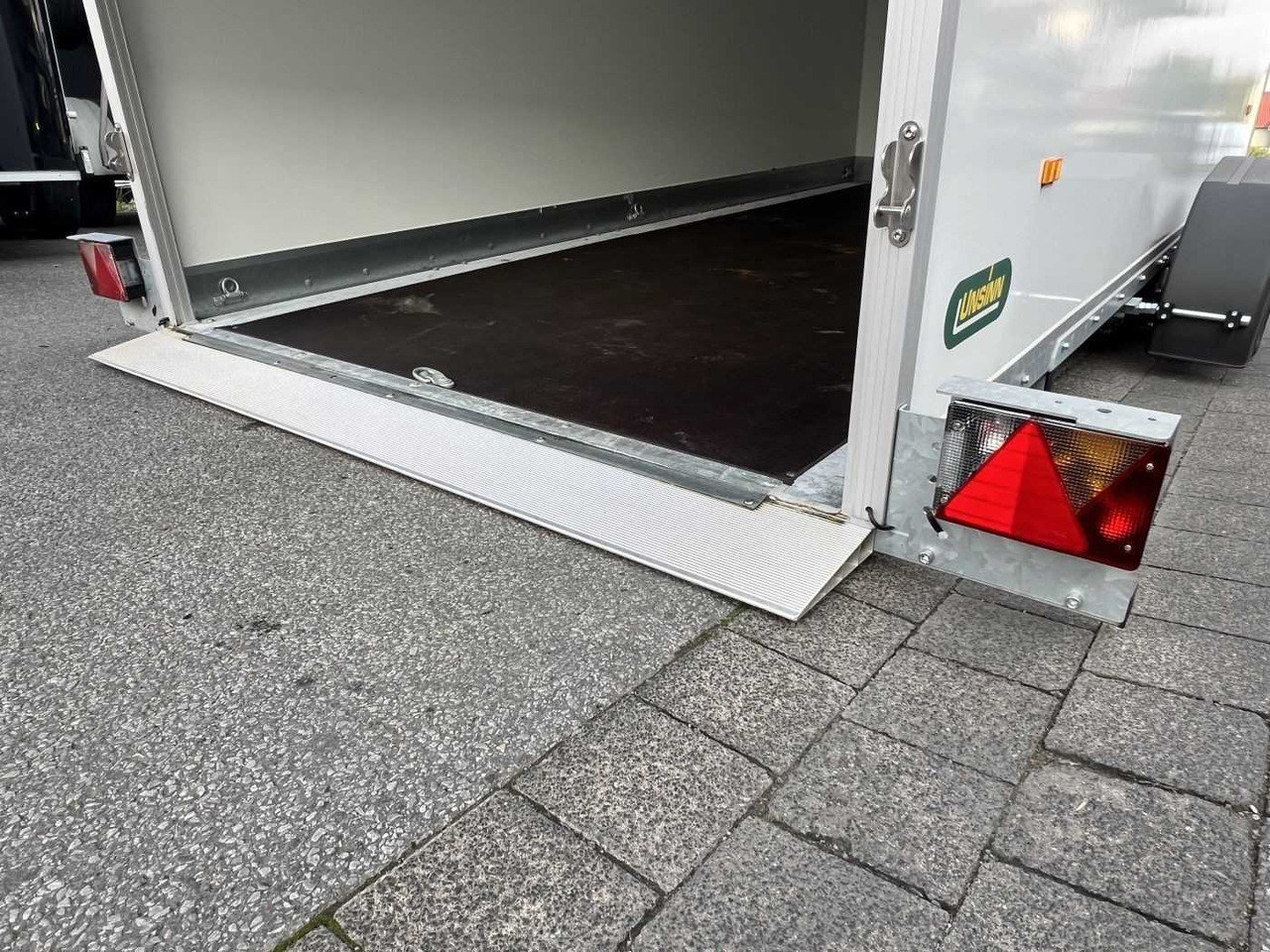 UNSINN UKA 3717-18-13 Absenk Kofferanhänger - Затворена каросерия ремарке: снимка 4 UNSINN UKA 3717-18-13 Absenk Kofferanhänger - Затворена каросерия ремарке: снимка 4