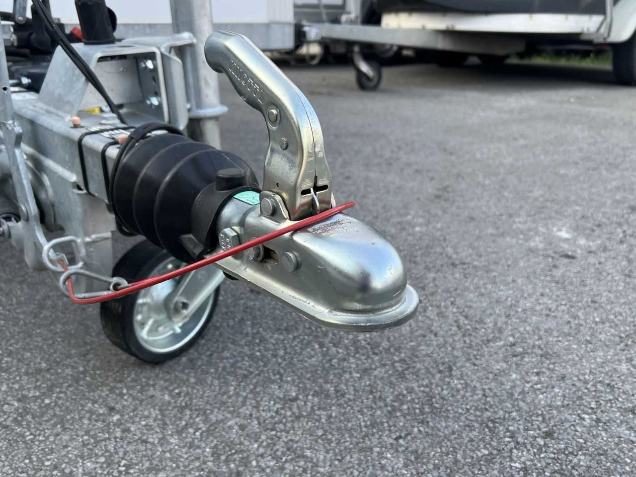 UNSINN UKA 3717-18-13 Absenk Kofferanhänger - Затворена каросерия ремарке: снимка 5 UNSINN UKA 3717-18-13 Absenk Kofferanhänger - Затворена каросерия ремарке: снимка 5