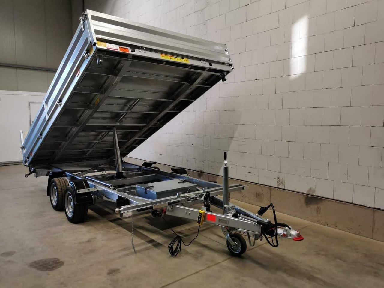 Нови Самосвал ремарке VEZEKO Juki 35.3 Multi Stahl Multidreiseitenkipper: снимка 10