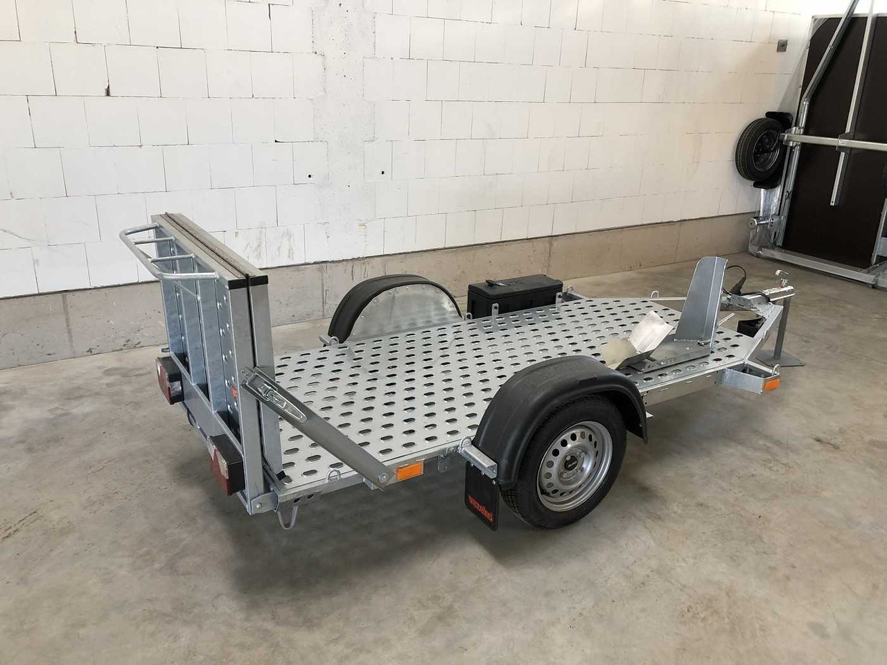 VEZEKO Motovan A + Box Motorradanhänger - Ремарке за мотор: снимка 3 VEZEKO Motovan A + Box Motorradanhänger - Ремарке за мотор: снимка 3