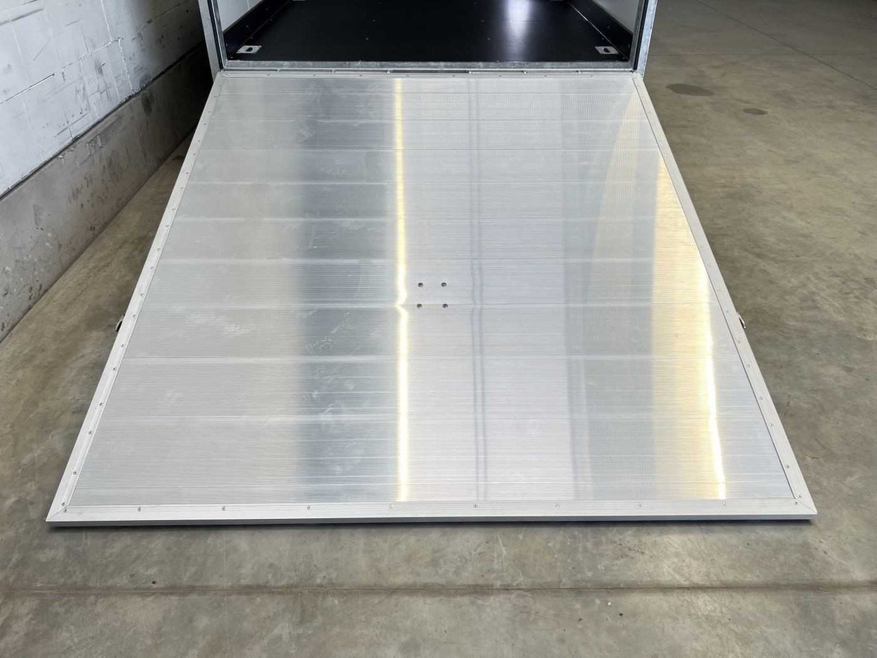 VEZEKO TK C 27.35 Rampe, Tür Kofferanhänger - Затворена каросерия ремарке: снимка 4 VEZEKO TK C 27.35 Rampe, Tür Kofferanhänger - Затворена каросерия ремарке: снимка 4