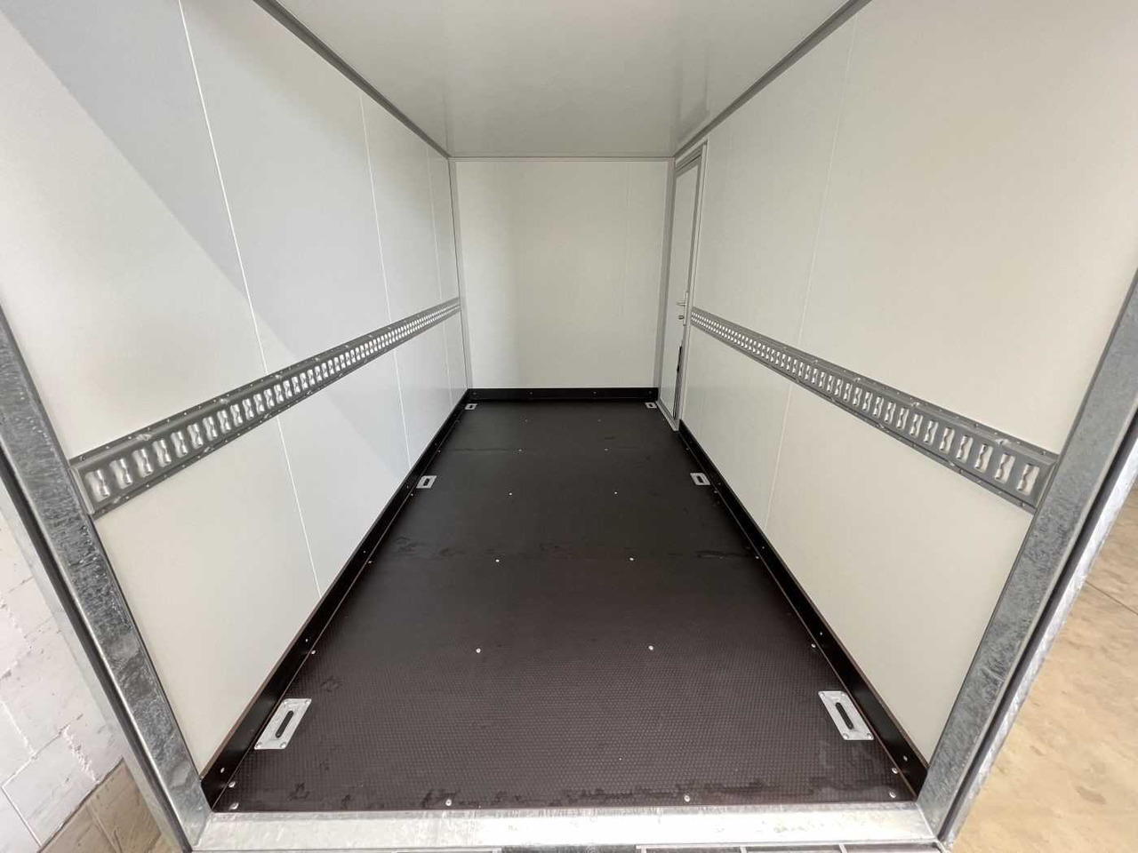 VEZEKO TK C 27.35 Rampe, Tür Kofferanhänger - Затворена каросерия ремарке: снимка 5 VEZEKO TK C 27.35 Rampe, Tür Kofferanhänger - Затворена каросерия ремарке: снимка 5