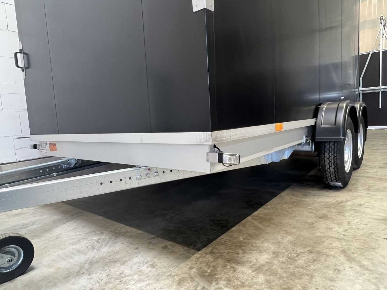 VEZEKO TK C 27.40 Tür Kofferanhänger - Затворена каросерия ремарке: снимка 3 VEZEKO TK C 27.40 Tür Kofferanhänger - Затворена каросерия ремарке: снимка 3