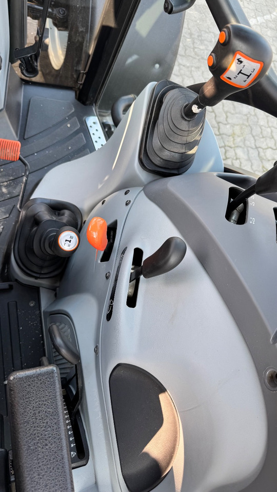 Steyr 4095 Kompakt Ecotech - Трактор: снимка 2 Steyr 4095 Kompakt Ecotech - Трактор: снимка 2