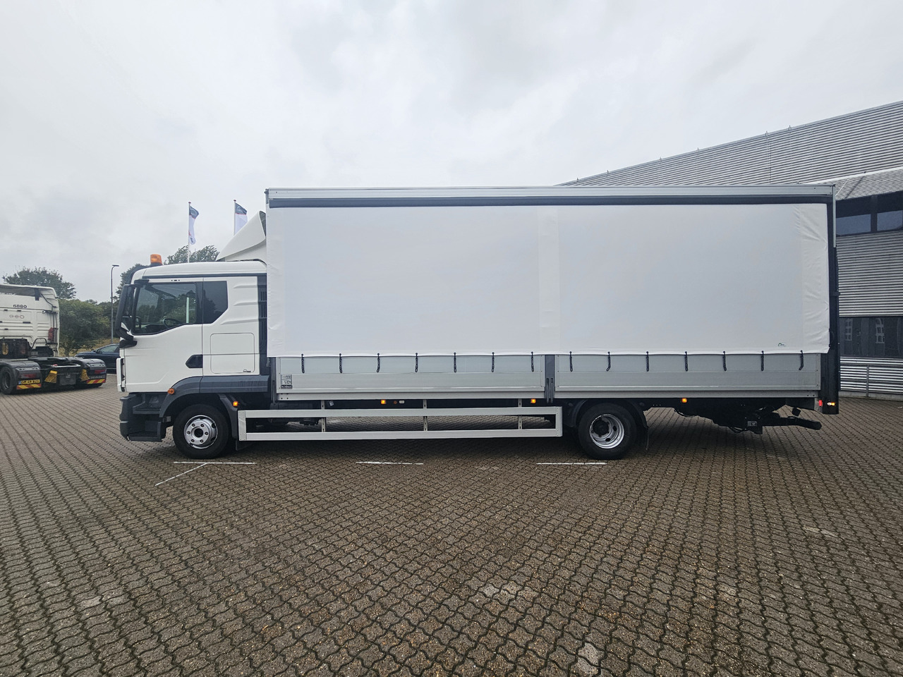 MAN TGL 12.250 - Камион с брезент: снимка 3 MAN TGL 12.250 - Камион с брезент: снимка 3