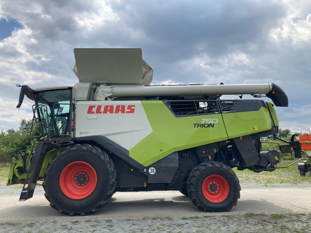 CLAAS Trion 750 - Зърнокомбайн: снимка 2 CLAAS Trion 750 - Зърнокомбайн: снимка 2
