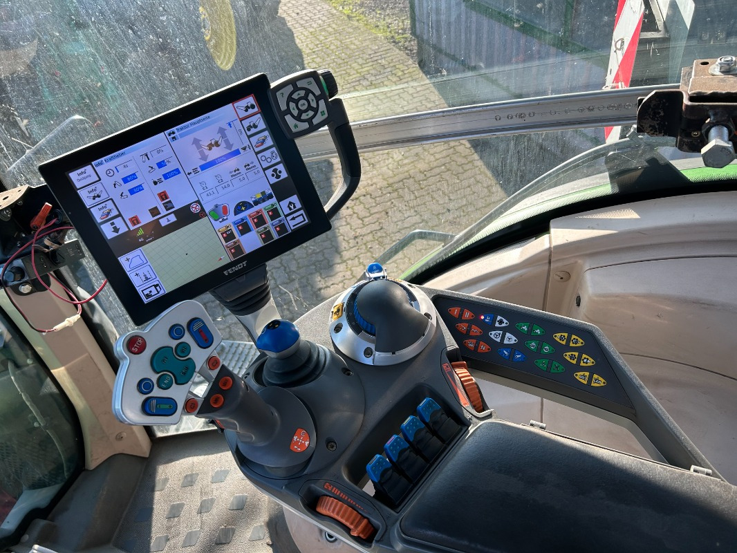 Fendt 826 Vario ProfiPlus - Трактор: снимка 3 Fendt 826 Vario ProfiPlus - Трактор: снимка 3