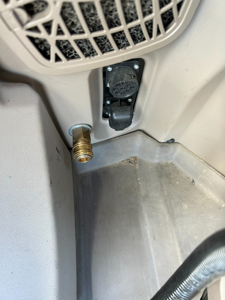 Трактор John Deere 6R 215: снимка 14