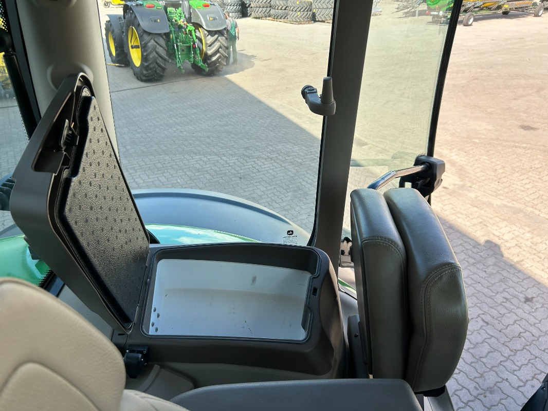 Трактор John Deere 6R 215: снимка 12