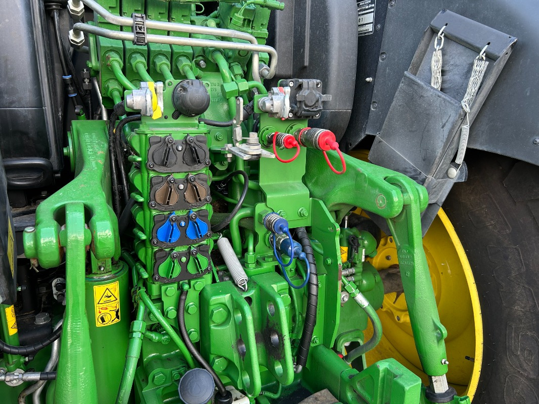 Трактор John Deere 6R 215: снимка 6