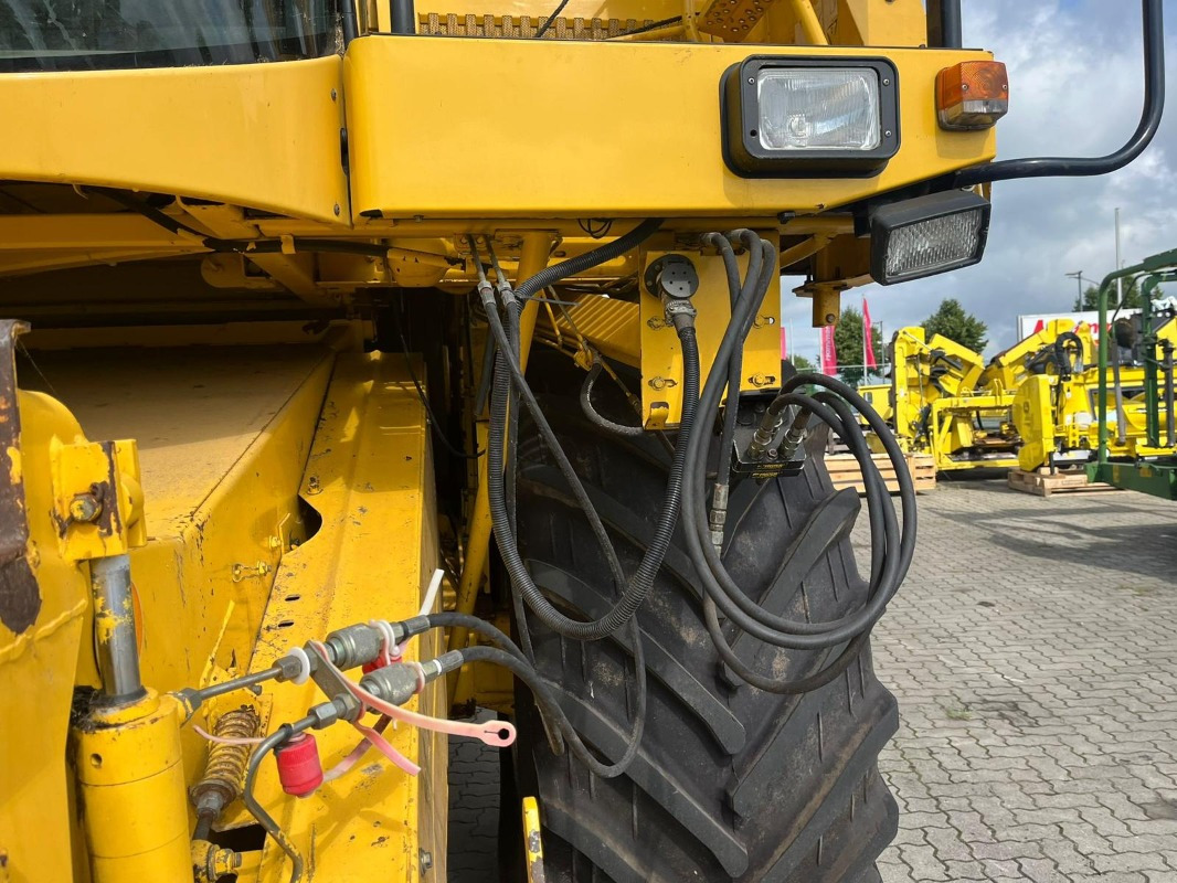 New Holland TX 68 Plus - Зърнокомбайн: снимка 4 New Holland TX 68 Plus - Зърнокомбайн: снимка 4