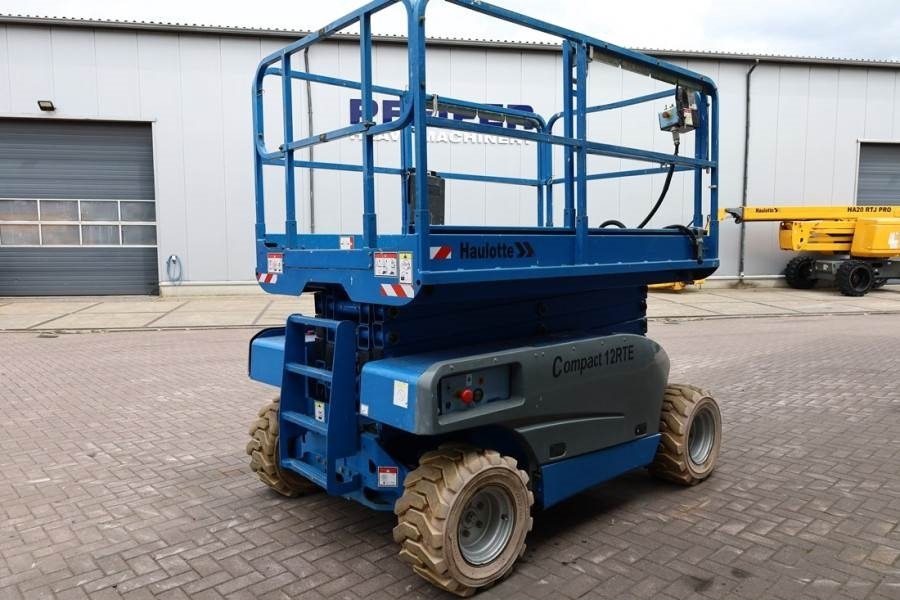 Haulotte Compact 12RTE Electric, 12m Working Height, 450kg - Ножична работна платформа: снимка 2 Haulotte Compact 12RTE Electric, 12m Working Height, 450kg - Ножична работна платформа: снимка 2