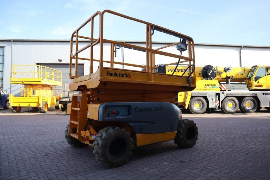 Haulotte Compact 12RTE Electric, 12m Working Height, 450kg - Ножична работна платформа: снимка 2 Haulotte Compact 12RTE Electric, 12m Working Height, 450kg - Ножична работна платформа: снимка 2