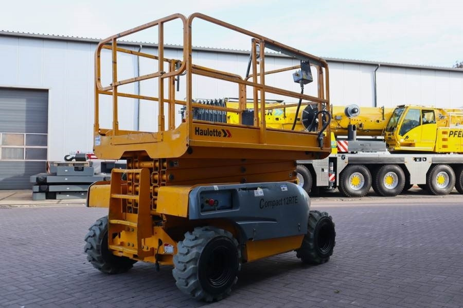 Haulotte Compact 12RTE Electric, 12m Working Height, 450kg - Ножична работна платформа: снимка 2 Haulotte Compact 12RTE Electric, 12m Working Height, 450kg - Ножична работна платформа: снимка 2