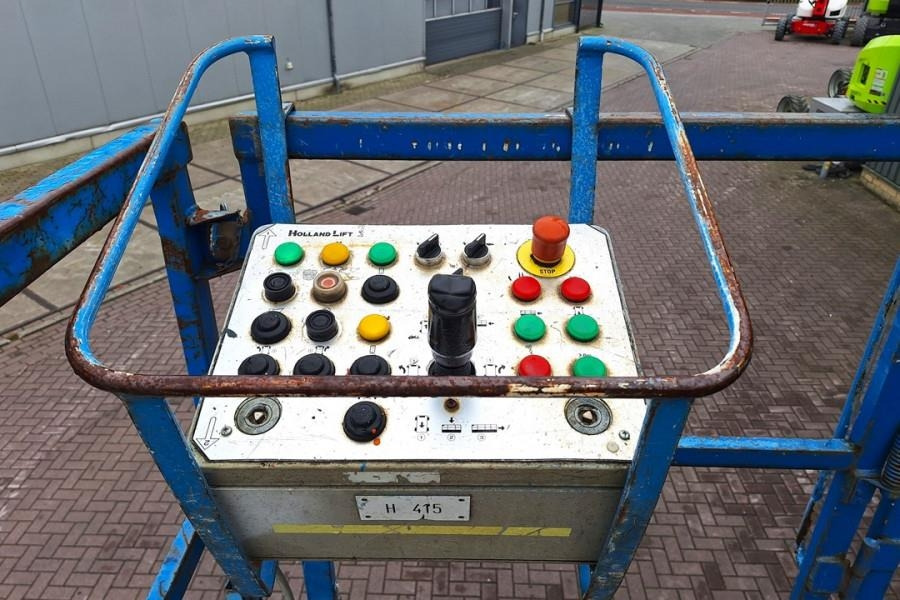 Holland Lift Megastar G-300DL30/S Diesel, 4x4x4 Drive, 33.5m Wo - Ножична работна платформа: снимка 4 Holland Lift Megastar G-300DL30/S Diesel, 4x4x4 Drive, 33.5m Wo - Ножична работна платформа: снимка 4