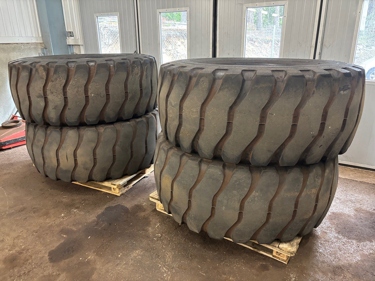 Bridgestone V-Steel L-traction - Гума за Строителна техника: снимка 1 Bridgestone V-Steel L-traction - Гума за Строителна техника: снимка 1