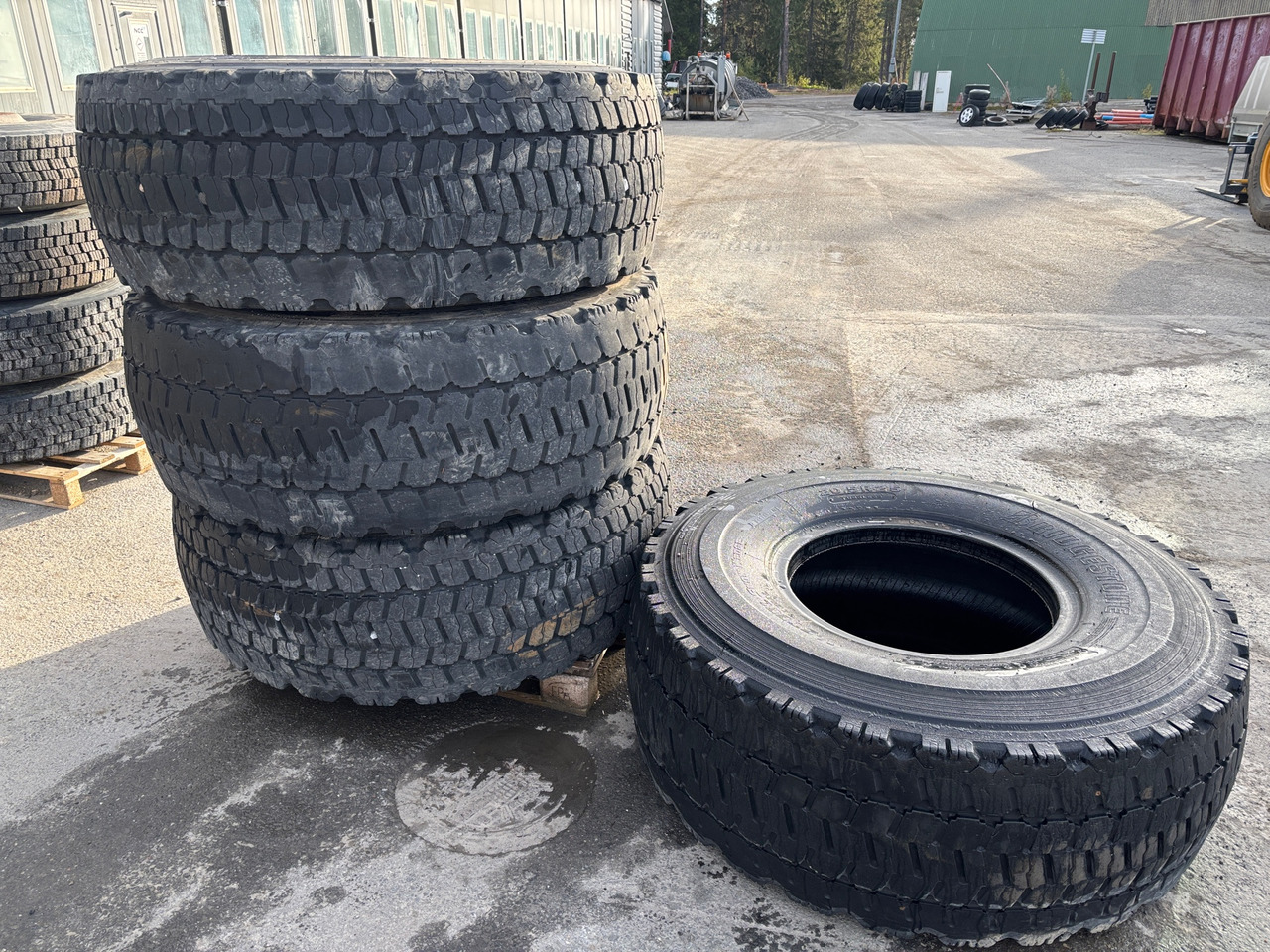 Bridgestone V-Steel Snow Wedge - Гума за Строителна техника: снимка 1 Bridgestone V-Steel Snow Wedge - Гума за Строителна техника: снимка 1