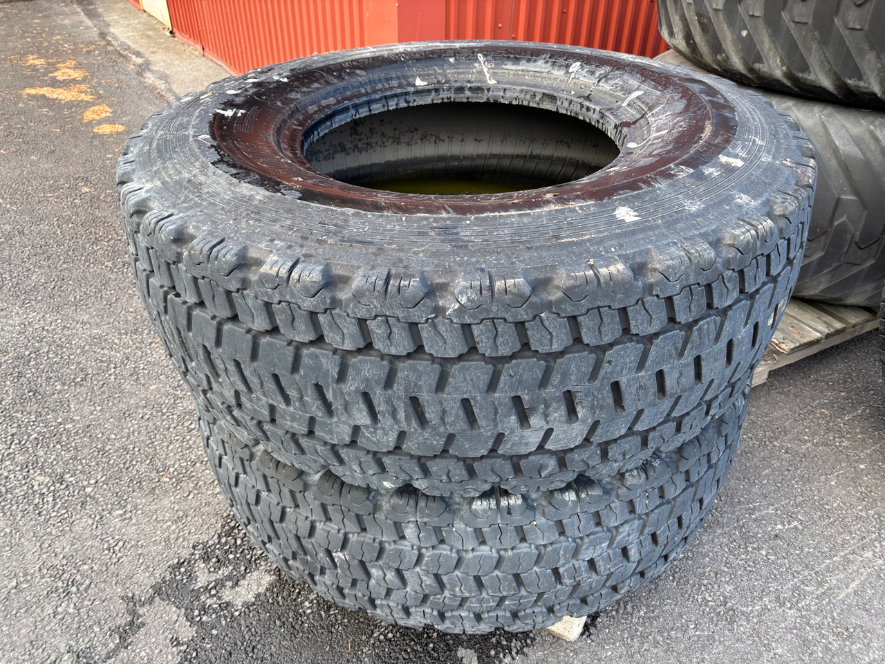 Bridgestone V-Steel Snow Wedge - Гума за Строителна техника: снимка 1 Bridgestone V-Steel Snow Wedge - Гума за Строителна техника: снимка 1