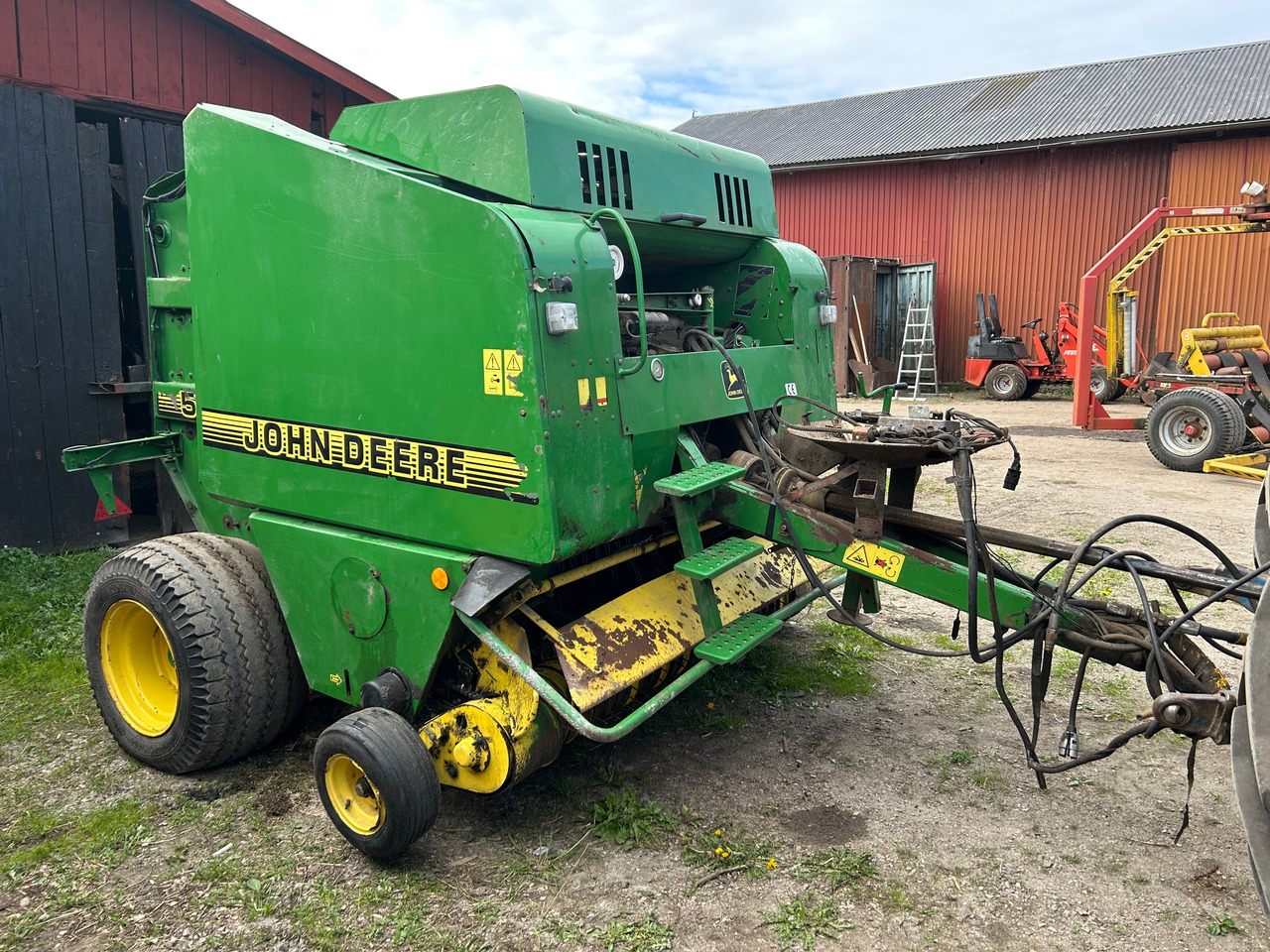 John Deere 575 - Рулонна сламопреса: снимка 1 John Deere 575 - Рулонна сламопреса: снимка 1