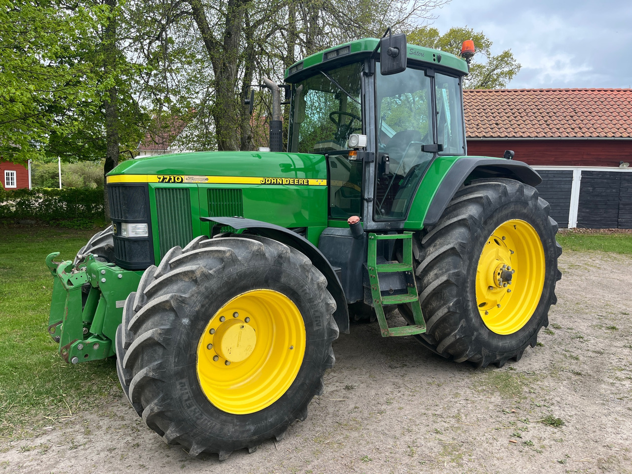 John Deere 7710 - Трактор: снимка 1 John Deere 7710 - Трактор: снимка 1