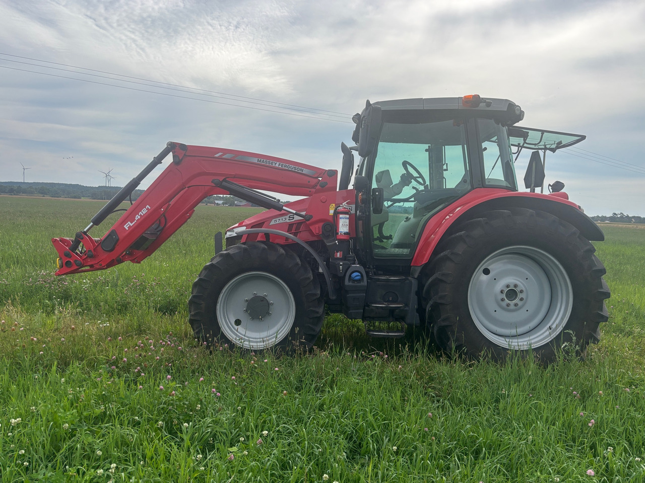 Massey Ferguson 5713S - Трактор: снимка 1 Massey Ferguson 5713S - Трактор: снимка 1