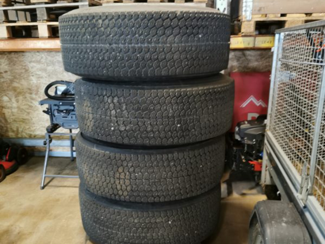 Michelin 385/65R22.5 - Гума за Строителна техника: снимка 1 Michelin 385/65R22.5 - Гума за Строителна техника: снимка 1