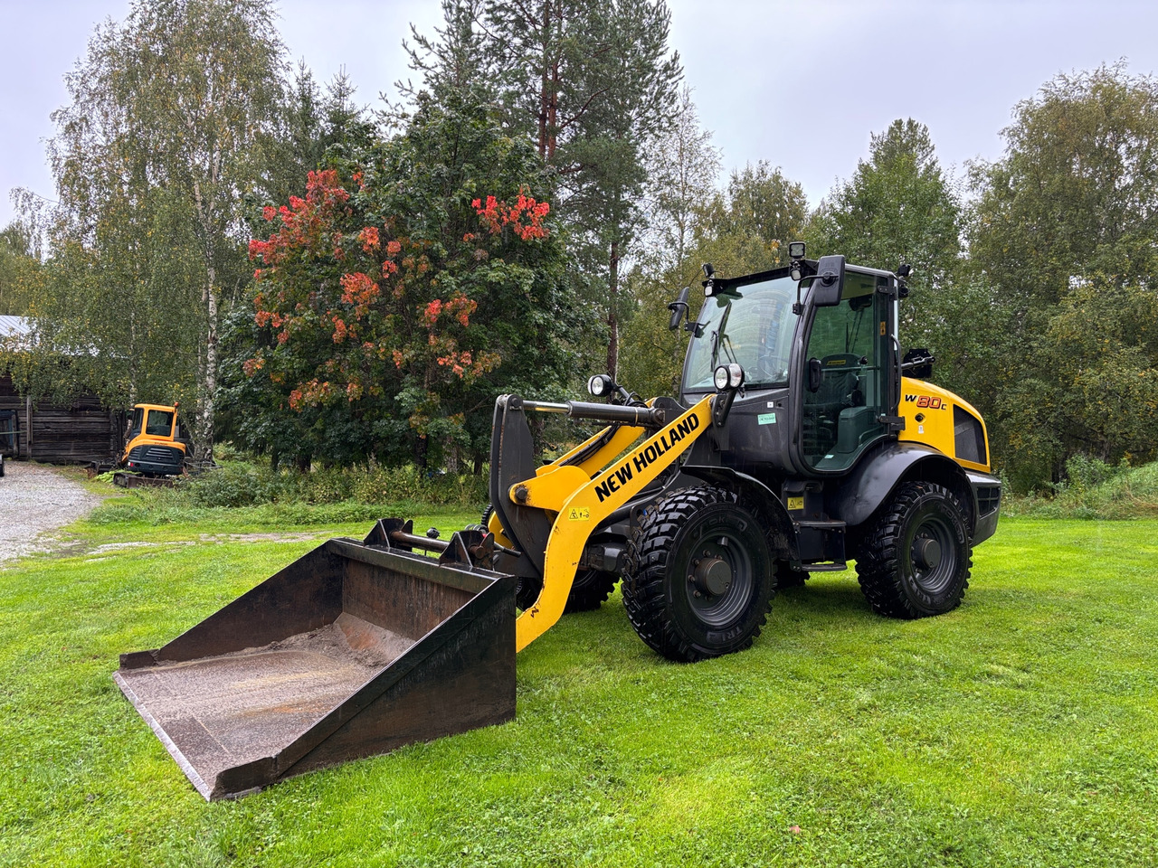 New Holland E80C - Колесен товарач: снимка 1 New Holland E80C - Колесен товарач: снимка 1