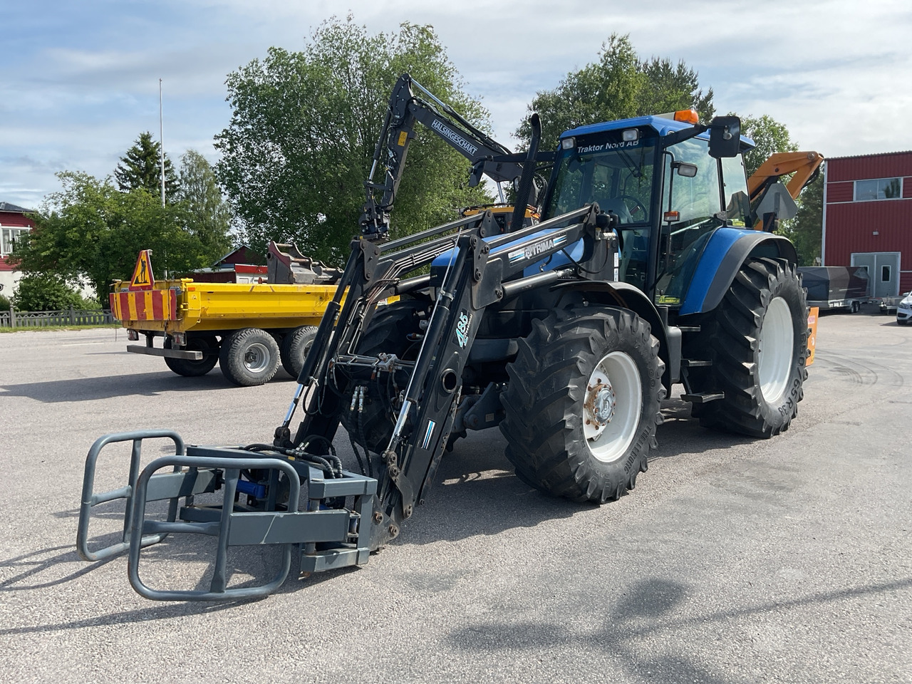 New Holland TM135 4WD - Трактор: снимка 1 New Holland TM135 4WD - Трактор: снимка 1