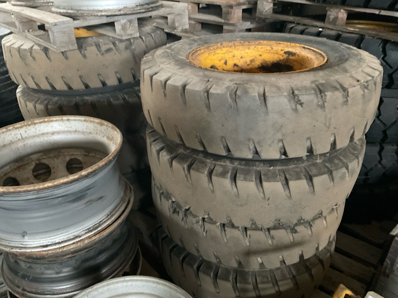 Nokian 10.00-20 - Гума за Строителна техника: снимка 1 Nokian 10.00-20 - Гума за Строителна техника: снимка 1