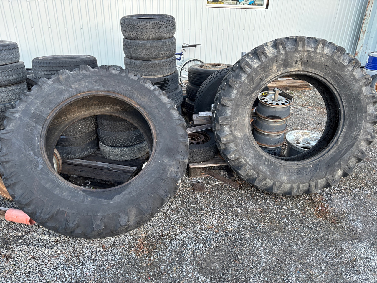 Nokian Tractor Industrial - Гума за Строителна техника: снимка 1 Nokian Tractor Industrial - Гума за Строителна техника: снимка 1