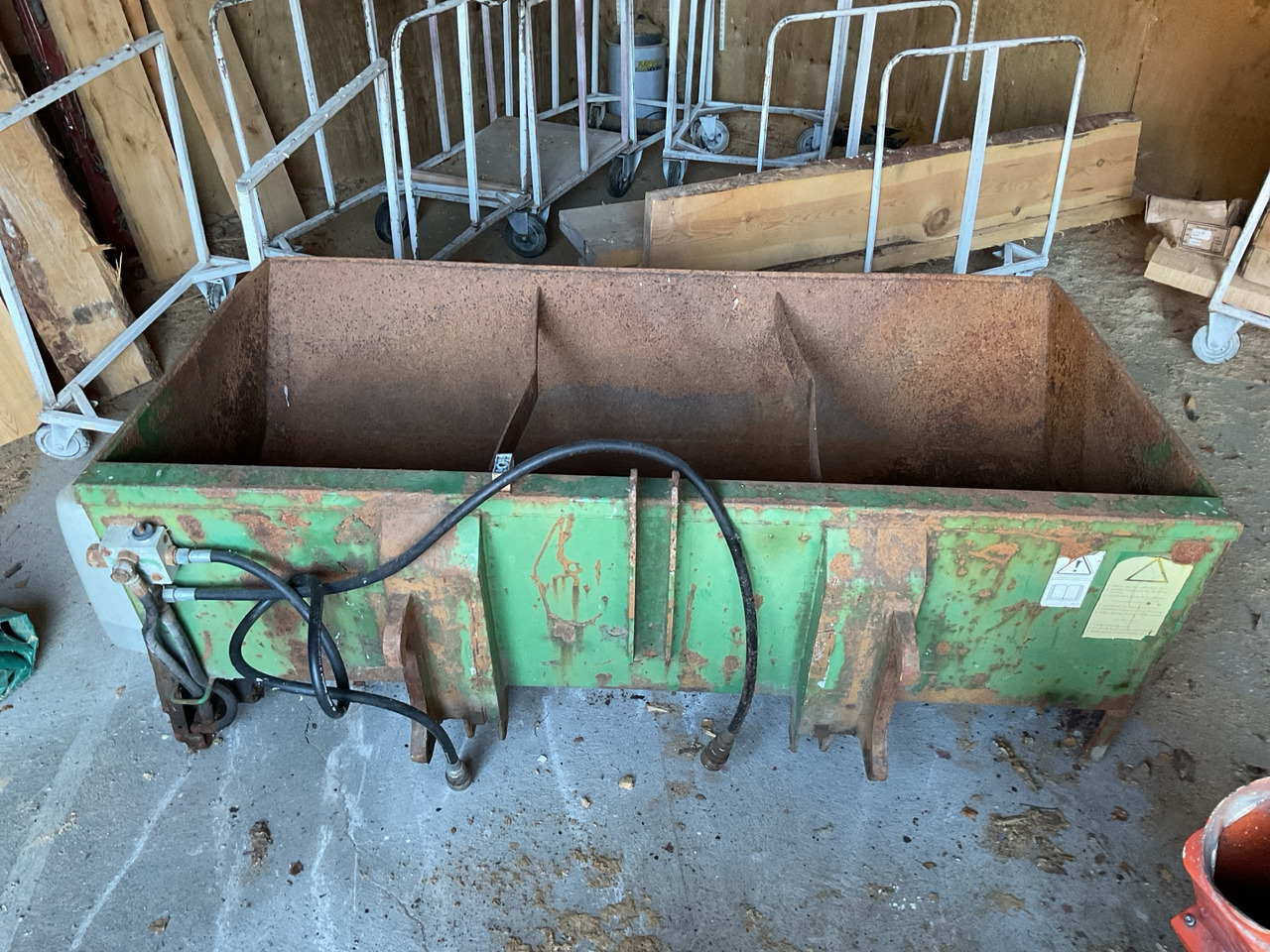 XYZ - Машина за разпръскване на сол/ Пясък: снимка 1 XYZ - Машина за разпръскване на сол/ Пясък: снимка 1