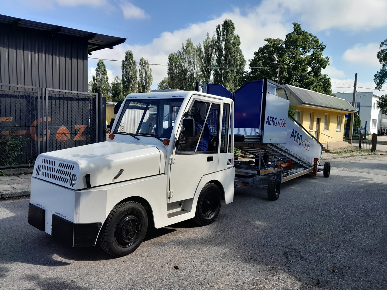 AERO-GSE stairs Towable stairs with the pedestrian movement ( 2,4-3,8m) - Пътническа стълба: снимка 3 AERO-GSE stairs Towable stairs with the pedestrian movement ( 2,4-3,8m) - Пътническа стълба: снимка 3