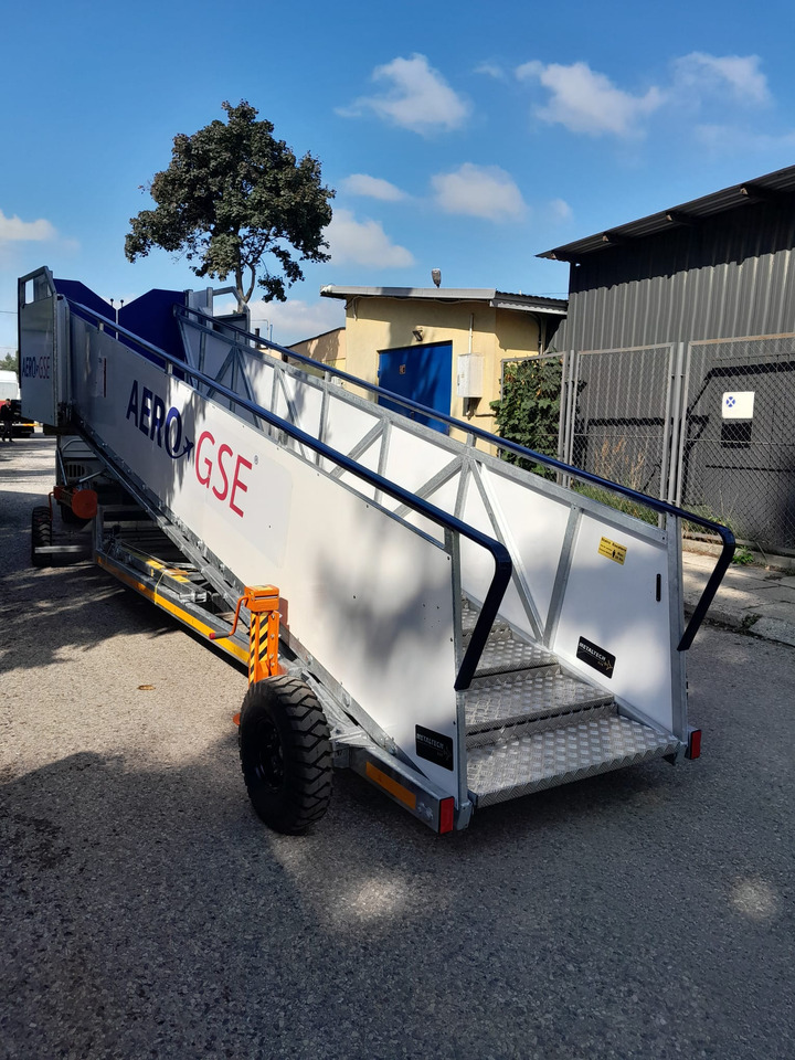 AERO-GSE stairs Towable stairs with the pedestrian movement ( 2,4-3,8m) - Пътническа стълба: снимка 2 AERO-GSE stairs Towable stairs with the pedestrian movement ( 2,4-3,8m) - Пътническа стълба: снимка 2