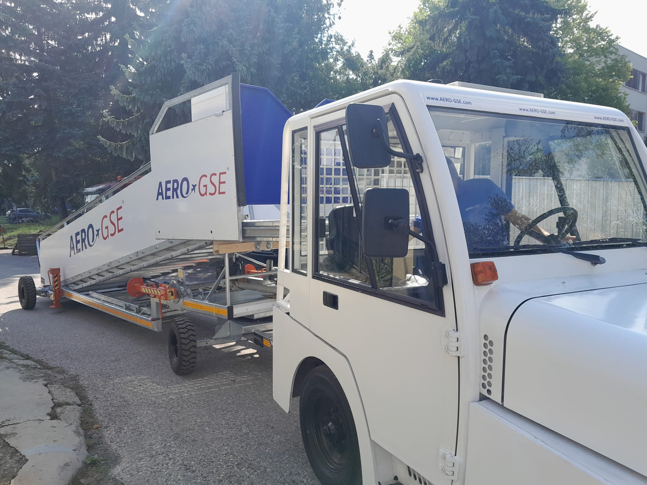 AERO-GSE stairs Towable stairs with the pedestrian movement ( 2,4-3,8m) - Пътническа стълба: снимка 5 AERO-GSE stairs Towable stairs with the pedestrian movement ( 2,4-3,8m) - Пътническа стълба: снимка 5