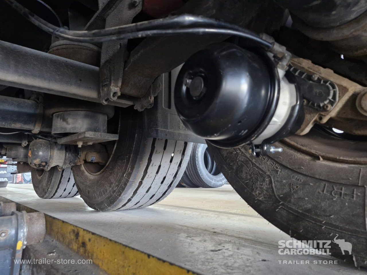 SCHMITZ Curtainsider Varios - Брезентово полуремарке: снимка 2 SCHMITZ Curtainsider Varios - Брезентово полуремарке: снимка 2