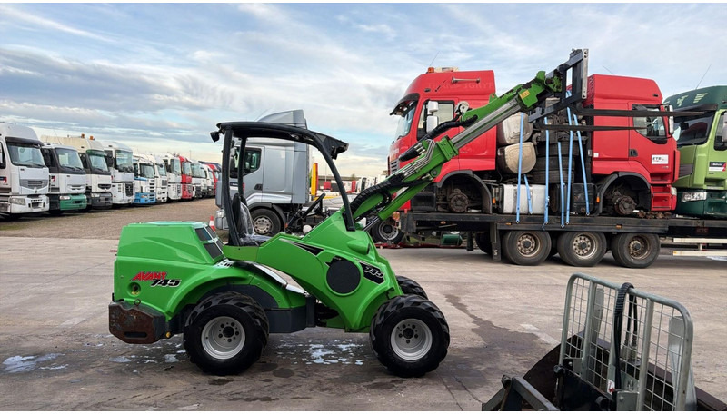 Avant 745 TDL (BELGIAN MACHINE / TOP CONDITION / 4X4 OPTIDRIVE / INCL ATTACHMENTS) - Мини верижен товарач: снимка 4 Avant 745 TDL (BELGIAN MACHINE / TOP CONDITION / 4X4 OPTIDRIVE / INCL ATTACHMENTS) - Мини верижен товарач: снимка 4