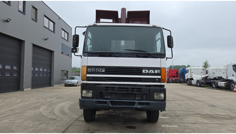 DAF 85 CF 340 (EURO 2 / MANUAL PUMP / STEEL SUSP. / POSSIBLE AS CHASSIS / 8X4) - Самосвал камион: снимка 2 DAF 85 CF 340 (EURO 2 / MANUAL PUMP / STEEL SUSP. / POSSIBLE AS CHASSIS / 8X4) - Самосвал камион: снимка 2