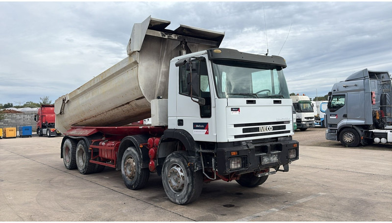 Iveco EUROTRAKKER 320 E 35 (GRAND PONT / LAMES / POMPE MANUELLE / 8X4 / CURSOR 8) - Самосвал камион: снимка 3 Iveco EUROTRAKKER 320 E 35 (GRAND PONT / LAMES / POMPE MANUELLE / 8X4 / CURSOR 8) - Самосвал камион: снимка 3
