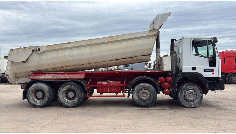 Iveco EUROTRAKKER 320 E 35 (GRAND PONT / LAMES / POMPE MANUELLE / 8X4 / CURSOR 8) - Самосвал камион: снимка 4 Iveco EUROTRAKKER 320 E 35 (GRAND PONT / LAMES / POMPE MANUELLE / 8X4 / CURSOR 8) - Самосвал камион: снимка 4