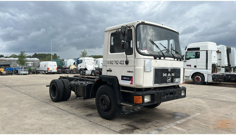 MAN 18.232 (MANUAL PUMP / 6 CYLINDER / POMPE MANUELLE / LAMES / STEEL SUSPENSION) - Шаси кабина: снимка 4 MAN 18.232 (MANUAL PUMP / 6 CYLINDER / POMPE MANUELLE / LAMES / STEEL SUSPENSION) - Шаси кабина: снимка 4